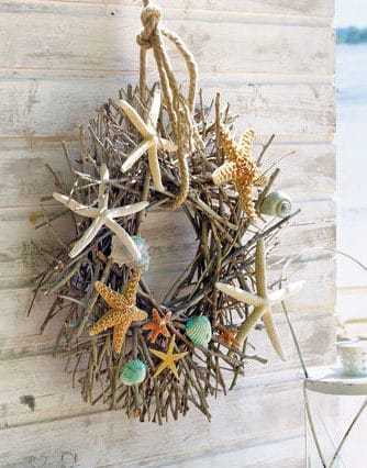 Wreaths from coastal finds/seasyourday.com/via https://wohnidee.wunderweib.de/einrichten-im-maritim-look-und-deko-selbermachen-wohnen-ahoi-2639.html#pos